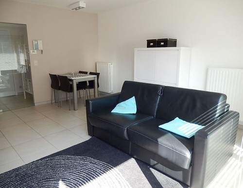 Bemeubelde studio in Westende verkoop via biddit.be