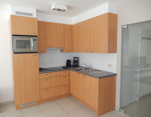 Bemeubelde studio in Westende verkoop via biddit.be