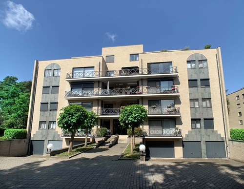 Gezellig appartement met 2 slaapkamers, inpandige garage en kelderberging te Maasmechelen