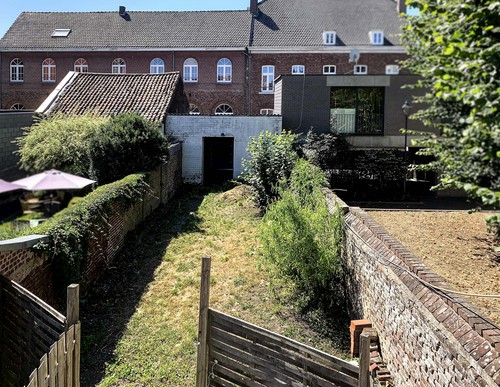 Handelsruimte met appartement en garage te Dilsen-Stokkem
