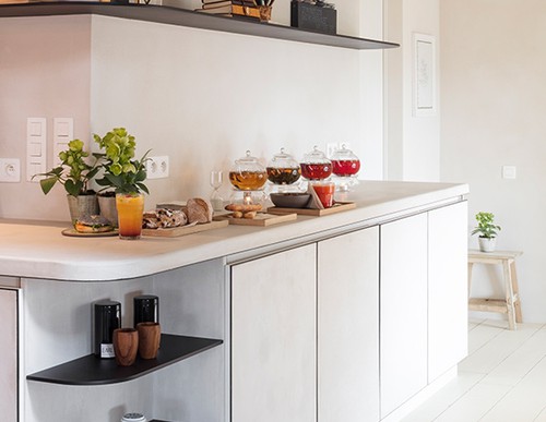 Sublieme eigendom (bouwjaar 2016) op een uiterst commerciële ligging te Oostkamp!