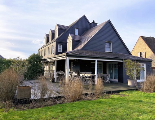 Sublieme eigendom (bouwjaar 2016) op een uiterst commerciële ligging te Oostkamp!