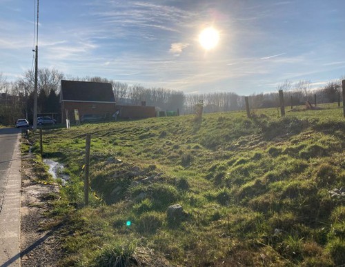 Buitenkans: zeer rustig gelegen bouwgrond met reeds goedgekeurd bouwplan te Brakel!